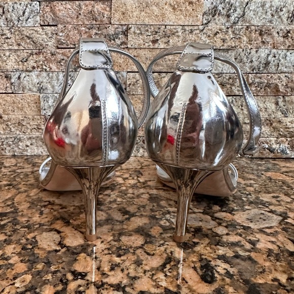 BURBERRY
Leather Metallic Heeled Sandals 70 - Picture 6 of 10